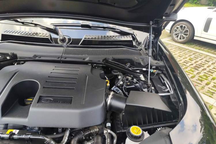 Used Land Rover Defender 2025 110 3.0T P400 – Dynamic HSE Engine Bay Left