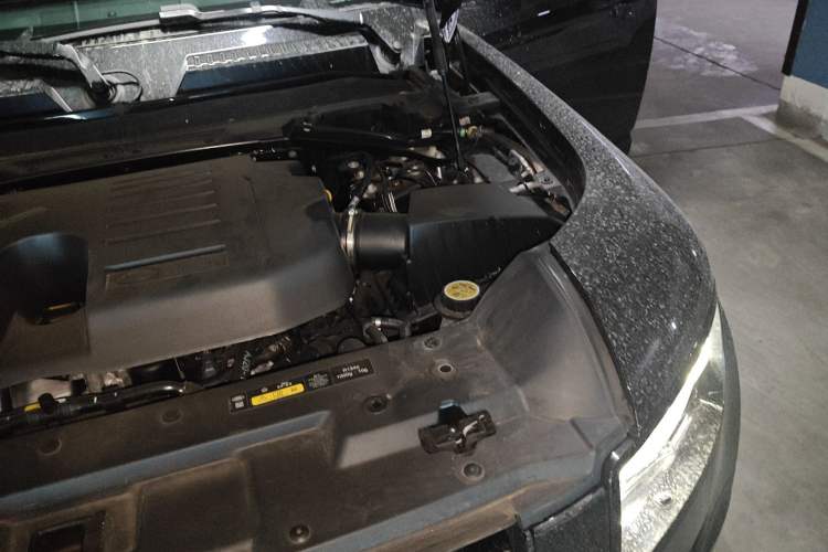 Used Land Rover Defender 2025 110 3.0T P400 – Dynamic HSE Engine Bay Left