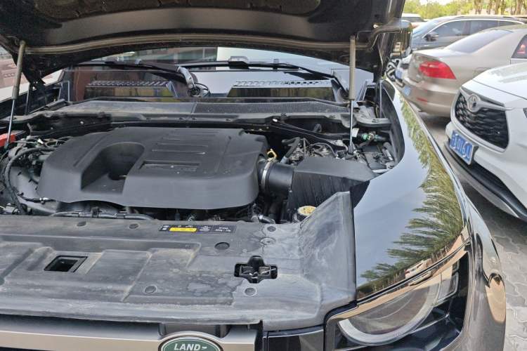 Used Land Rover Defender 2025 90 3.0T P400 X-Dynamic HSE Engine Bay Left