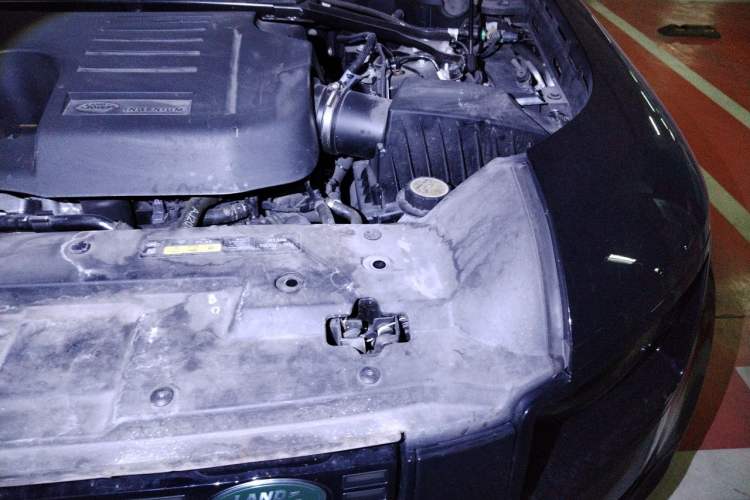 Used Land Rover Defender 2025 110 3.0T P400 – Dynamic HSE Engine Bay Left