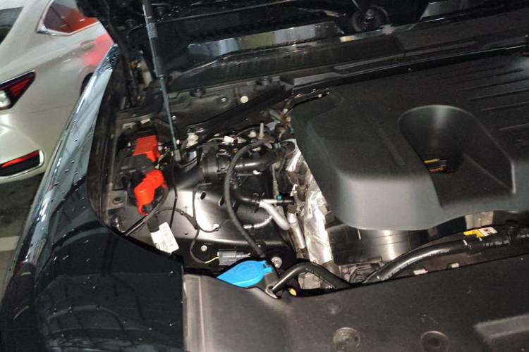 Used Land Rover Defender 2025 110 3.0T P400 – Dynamic HSE Engine Bay Right