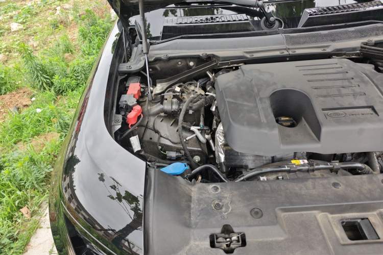 Used Land Rover Defender 2025 110 3.0T P400 – Dynamic HSE Engine Bay Right