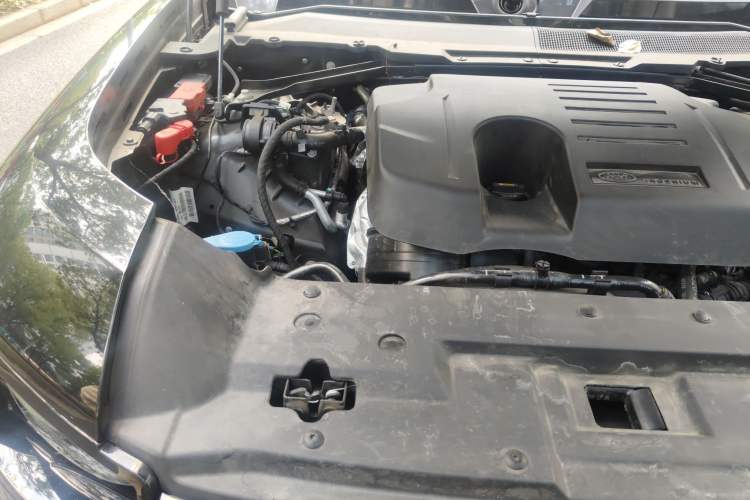 Used Land Rover Defender 2025 110 3.0T P400 Dark Edition Engine Bay Right