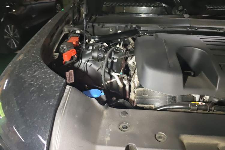 Used Land Rover Defender 2025 110 3.0T P400 – Dynamic HSE Engine Bay Right
