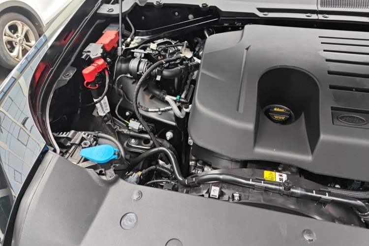 Used Land Rover Defender 2025 110 3.0T P400 – Dynamic HSE Engine Bay Right