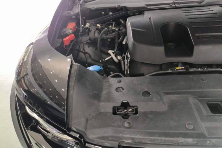 Used Land Rover Defender 2025 110 3.0T P400 Dark Edition Engine Bay Right