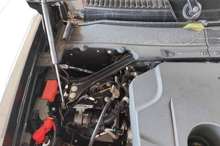 Used Land Rover Defender 2025 110 3.0T P400 Dark Edition Engine Bay Right