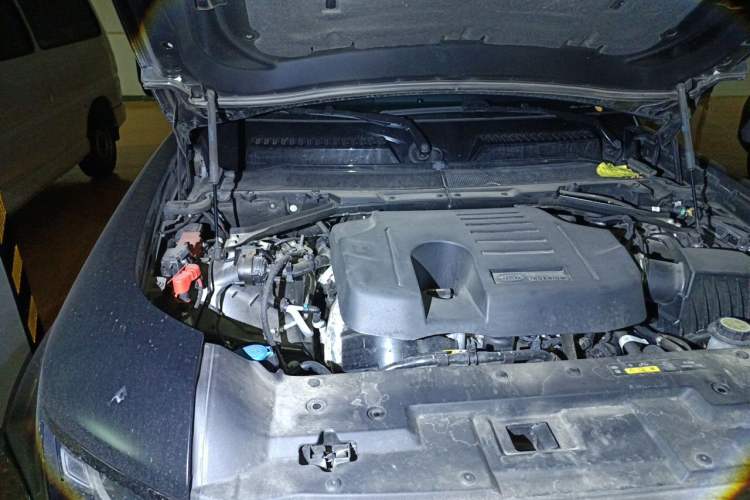 Used Land Rover Defender 2025 110 3.0T P400 – Dynamic HSE Engine Bay Right