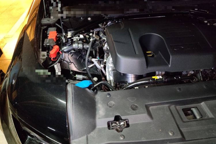Used Land Rover Defender 2025 110 3.0T P400 – Dynamic HSE Engine Bay Right