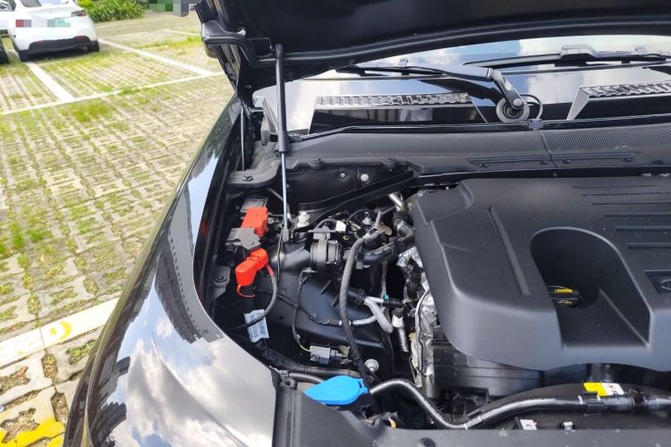 Used Land Rover Defender 2025 110 3.0T P400 – Dynamic HSE Engine Bay Right