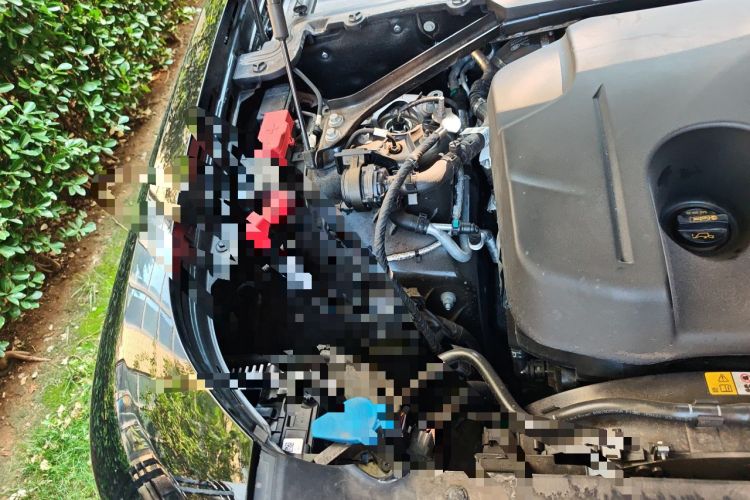 Used Land Rover Defender 2025 110 3.0T P400 X-Dynamic SE Engine Bay Right
