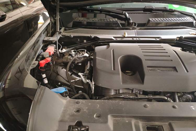 Used Land Rover Defender 2025 110 3.0T P400 X-Dynamic SE Engine Bay Right