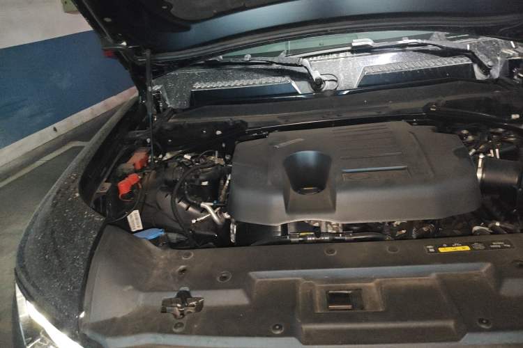 Used Land Rover Defender 2025 110 3.0T P400 – Dynamic HSE Engine Bay Right