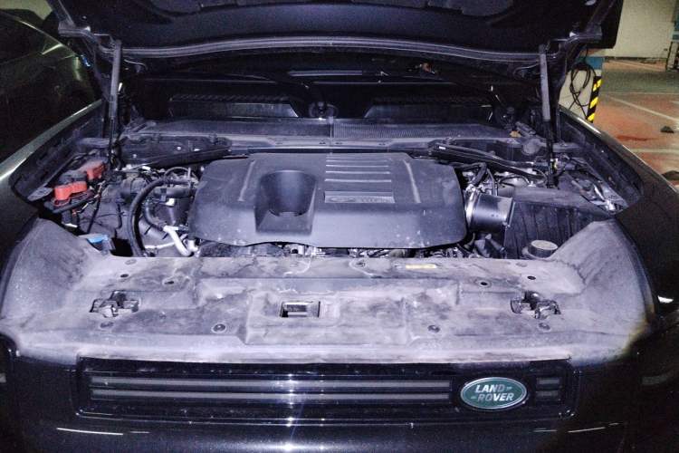 Used Land Rover Defender 2025 110 3.0T P400 – Dynamic HSE Engine Bay