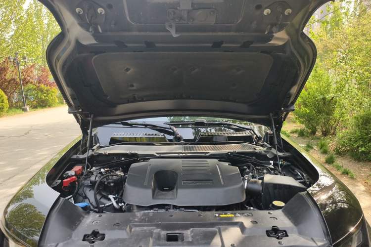 Used Land Rover Defender 2025 110 3.0T P400 – Dynamic HSE Engine Bay