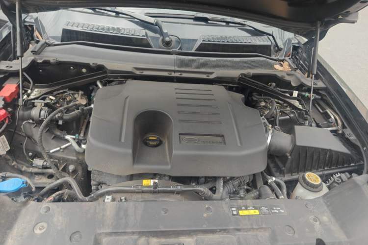 Used Land Rover Defender 2025 110 3.0T P400 – Dynamic HSE Engine Bay