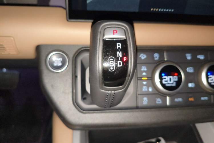 Used Land Rover Defender 2025 110 3.0T P400 – Dynamic HSE Gear Lever