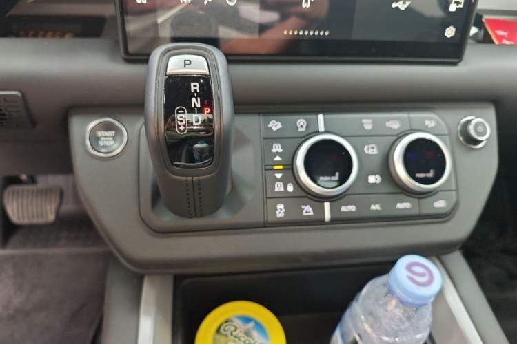 Used Land Rover Defender 2025 110 3.0T P400 – Dynamic HSE Gear Lever