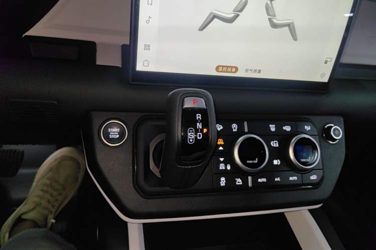 Used Land Rover Defender 2025 110 3.0T P400 X-Dynamic SE Gear Lever