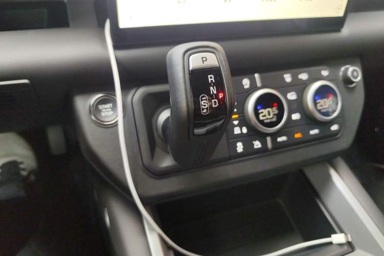 Used Land Rover Defender 2025 90 3.0T P400 X-Dynamic HSE Gear Lever