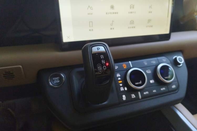 Used Land Rover Defender 2025 110 3.0T P400 – Dynamic HSE Gear Lever