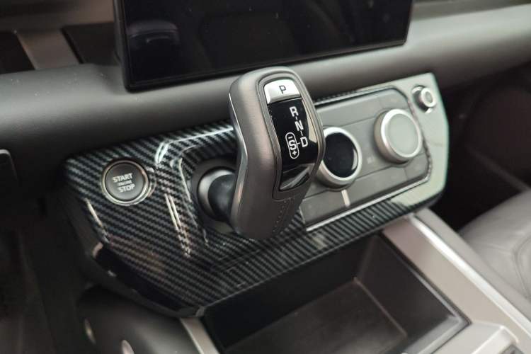 Used Land Rover Defender 2025 110 3.0T P400 Dark Edition Gear Lever