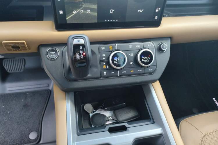 Used Land Rover Defender 2025 110 3.0T P400 – Dynamic HSE Gear Lever