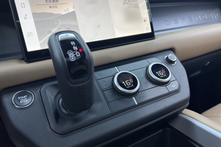 Used Land Rover Defender 2025 110 3.0T P400 – Dynamic HSE Gear Lever