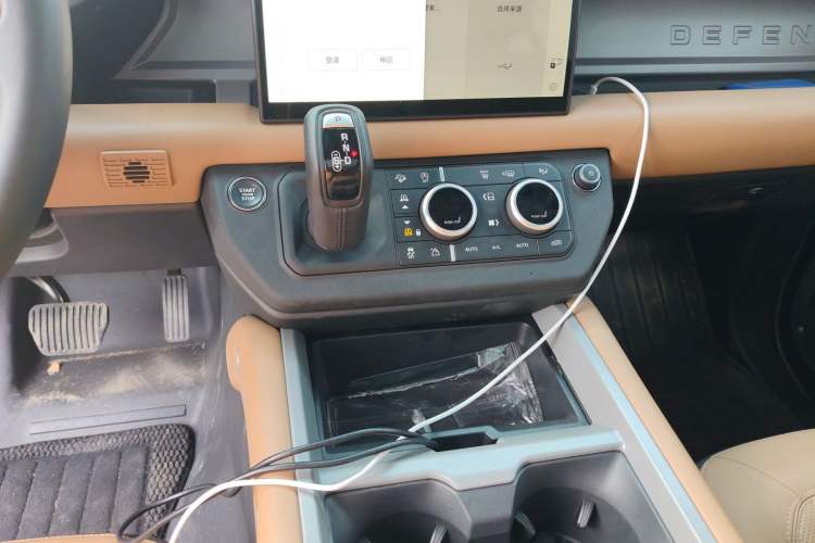 Used Land Rover Defender 2025 110 3.0T P400 – Dynamic HSE Gear Lever