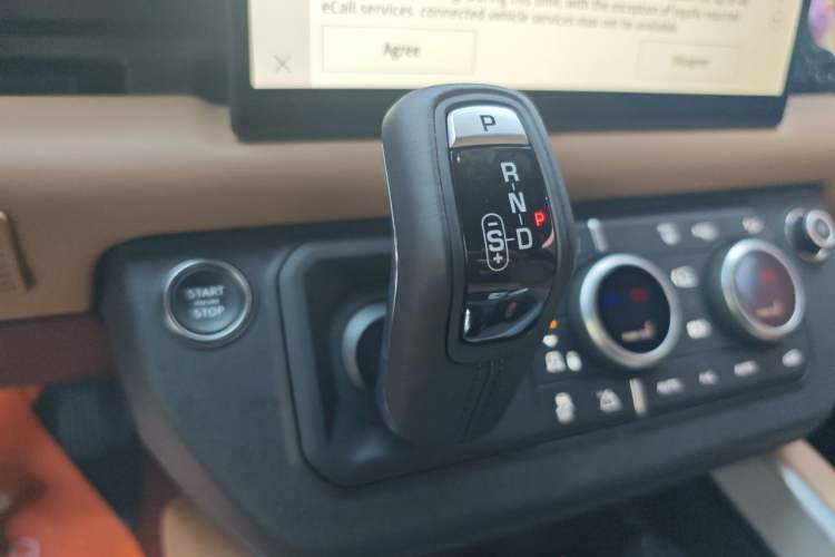 Used Land Rover Defender 2025 90 3.0T P400 X-Dynamic HSE Gear Lever