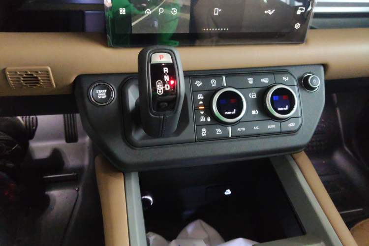 Used Land Rover Defender 2025 110 3.0T P400 – Dynamic HSE Gear Lever