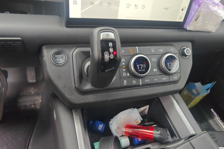 Used Land Rover Defender 2025 110 3.0T P400 – Dynamic HSE Gear Lever