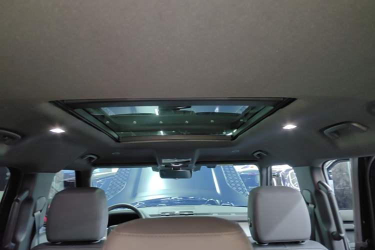 Used Land Rover Defender 2025 110 3.0T P400 X-Dynamic SE Headliner