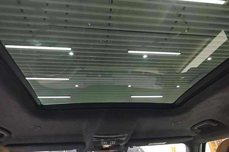 Used Land Rover Defender 2025 110 3.0T P400 – Dynamic HSE Headliner