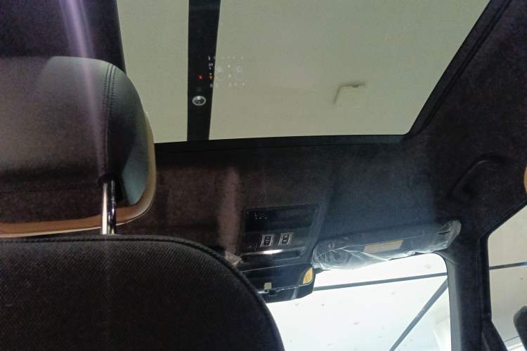 Used Land Rover Defender 2025 110 3.0T P400 – Dynamic HSE Headliner