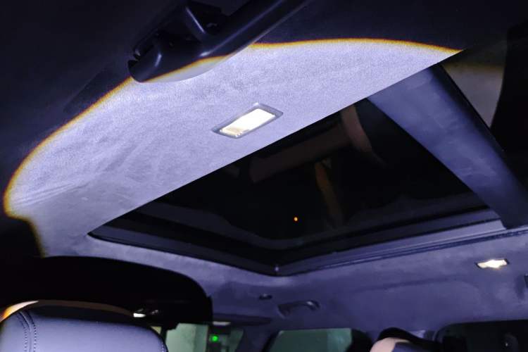 Used Land Rover Defender 2025 110 3.0T P400 Dark Edition Headliner