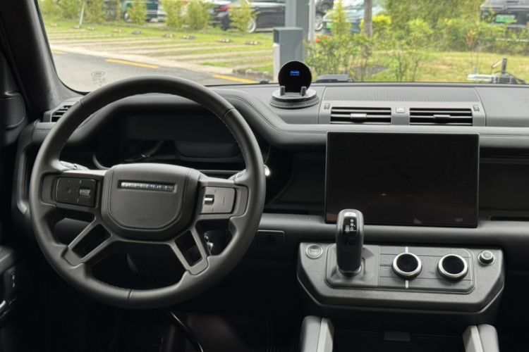 Used Land Rover Defender 2025 110 3.0T P400 – Dynamic HSE Interior 1