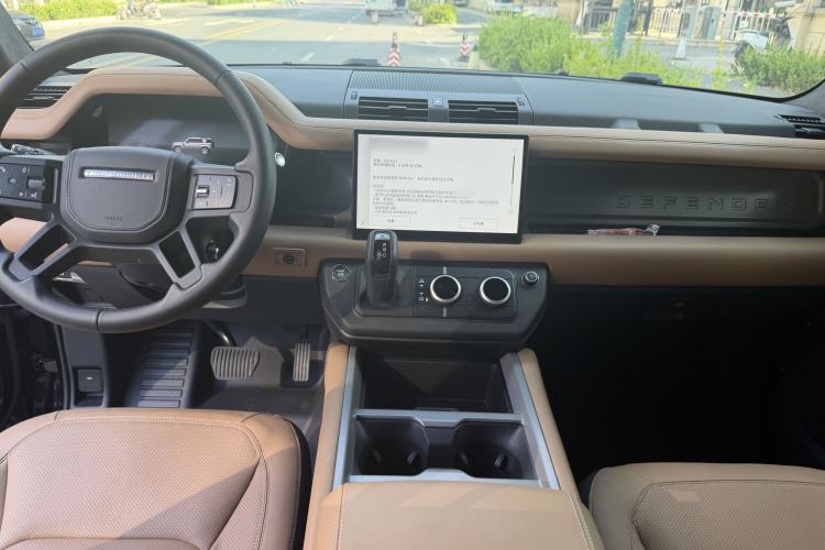 Used Land Rover Defender 2025 110 3.0T P400 – Dynamic HSE Interior 1