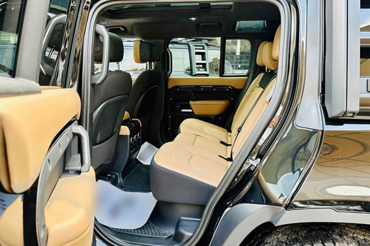 Used Land Rover Defender 2025 110 3.0T P400 Dark Edition Interior 1