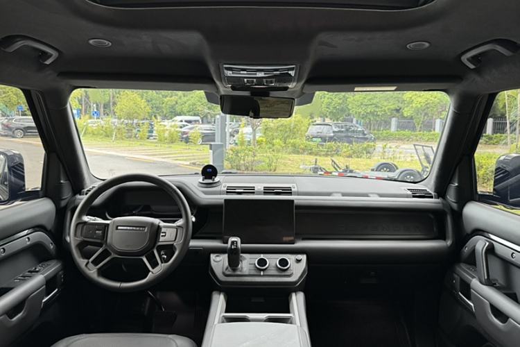 Used Land Rover Defender 2025 110 3.0T P400 – Dynamic HSE Interior 10
