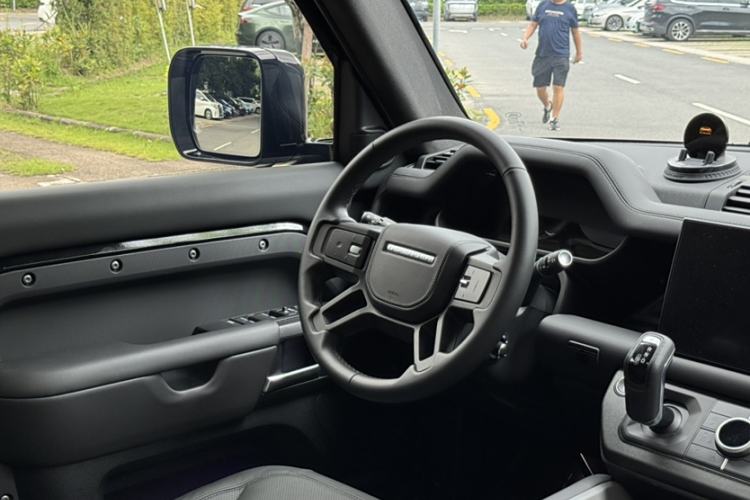 Used Land Rover Defender 2025 110 3.0T P400 – Dynamic HSE Interior 13