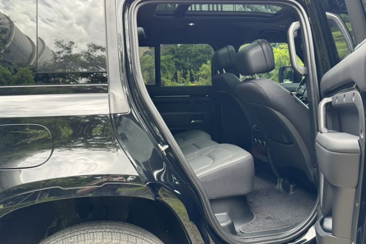 Used Land Rover Defender 2025 110 3.0T P400 – Dynamic HSE Interior 2