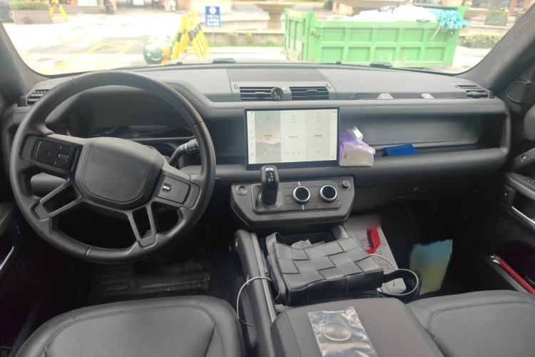 Used Land Rover Defender 2025 110 3.0T P400 – Dynamic HSE Interior 2
