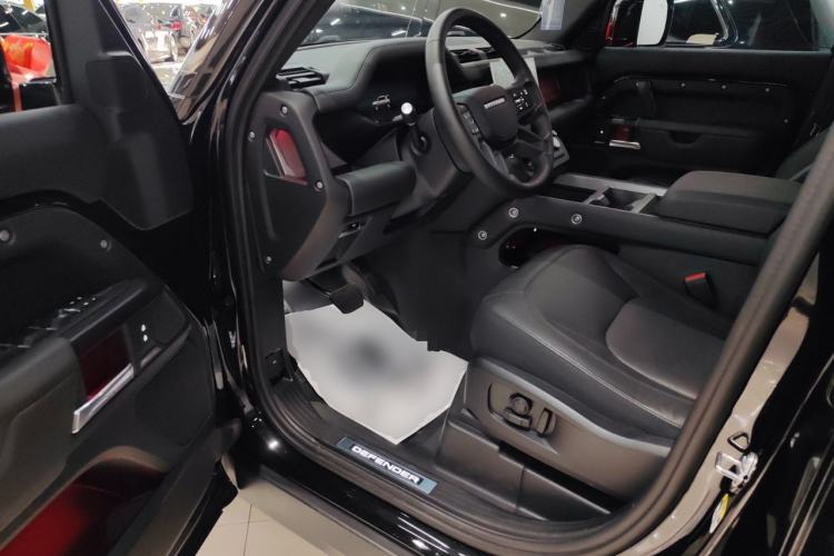 Used Land Rover Defender 2025 110 3.0T P400 – Dynamic HSE Interior 3
