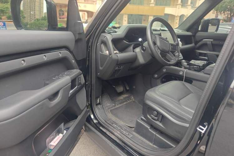 Used Land Rover Defender 2025 110 3.0T P400 – Dynamic HSE Interior 3