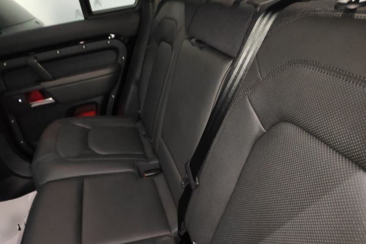 Used Land Rover Defender 2025 110 3.0T P400 – Dynamic HSE Interior 4