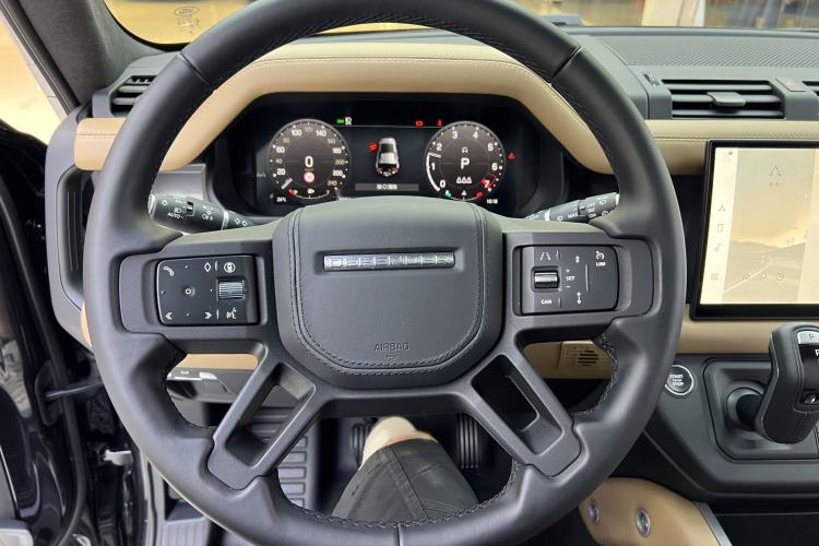 Used Land Rover Defender 2025 110 3.0T P400 – Dynamic HSE Interior 4