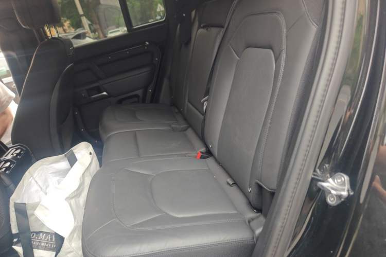 Used Land Rover Defender 2025 110 3.0T P400 – Dynamic HSE Interior 4