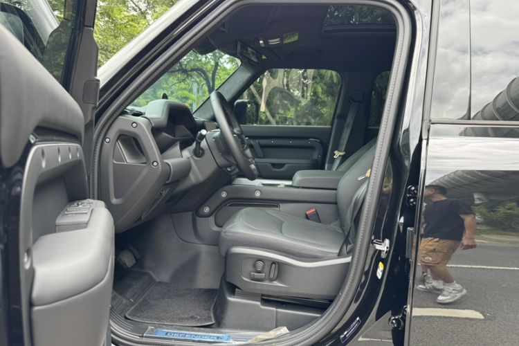 Used Land Rover Defender 2025 110 3.0T P400 – Dynamic HSE Interior 5