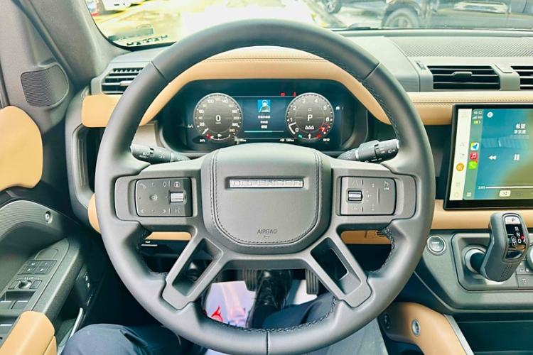 Used Land Rover Defender 2025 110 3.0T P400 Dark Edition Interior 5